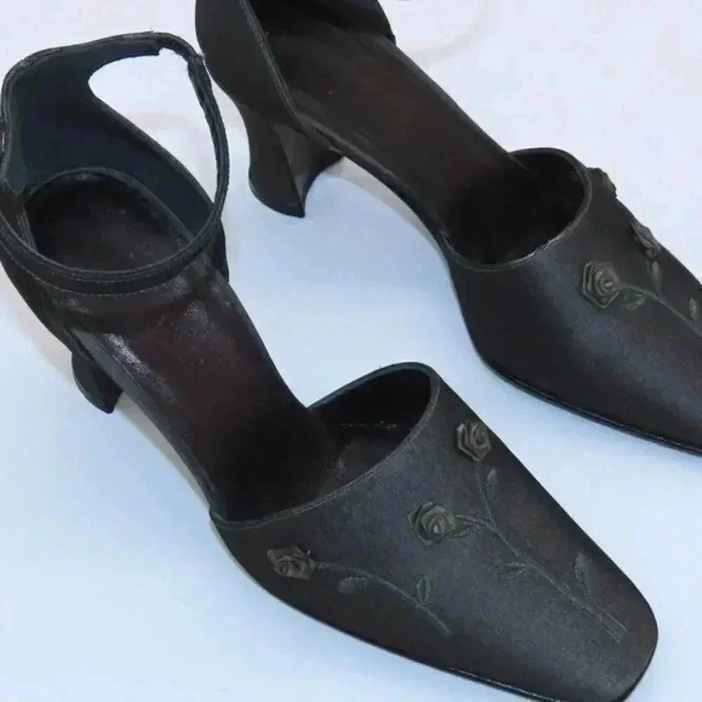 Kenneth Cole New York Gray Heel Ankle Strap Flower Detail Size 5.5 NWOT